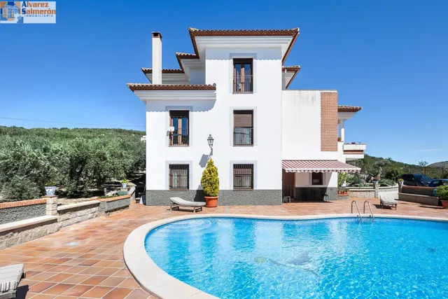 Casa con terreno ubicada en plena naturaleza, a tan solo 2km