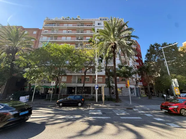 Semi-ático con terraza en venta en calle Marina. — 23