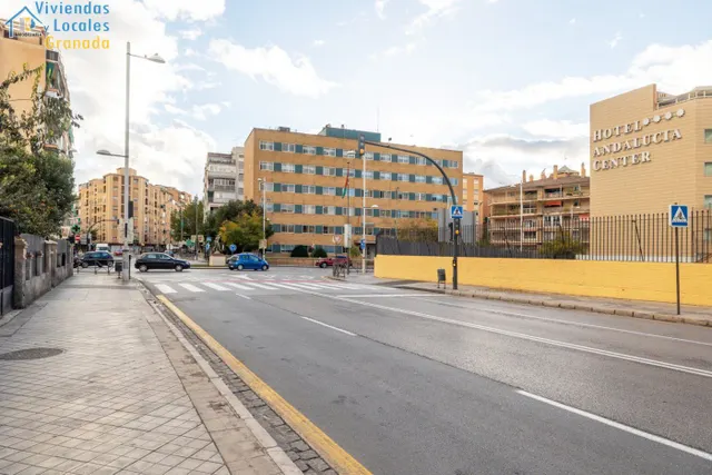 Localazo en esquina con mas de 30 de fachada. Avd de Dilar junto ambulatorio del Zaidín — 18