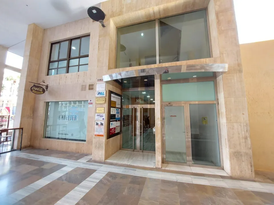 oficina en venta situada en la plaza mayor de El Ejido