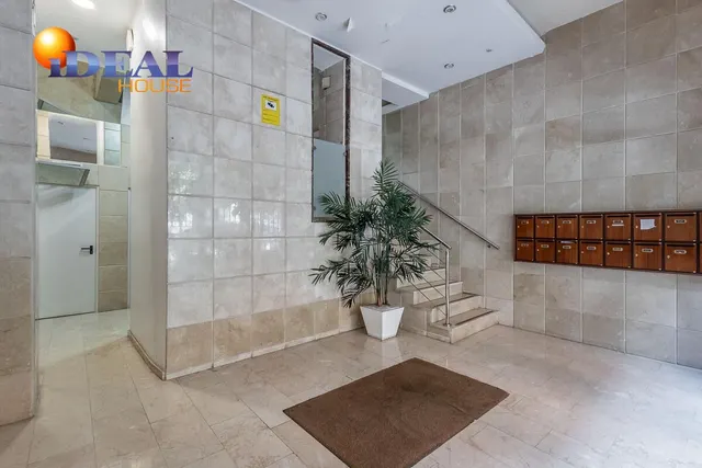 PISO JUNTO A HIPERCOR · ÚLTIMA PLANTA · MUCHA LUZ · ASCENSOR · METRO — 23