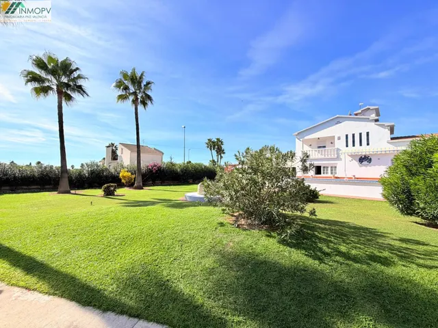 SINGULAR CHALET DE 319M2 CON 2.000 M2 DE PARCELA, PISCINA Y 