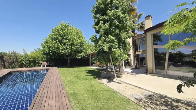 PARA CHICAS ESTUDIANTES, habitaciones EN CHALET DE LUJO CON 