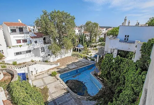 Apartahotel en venta en primera línea de mar – Es Castell, M