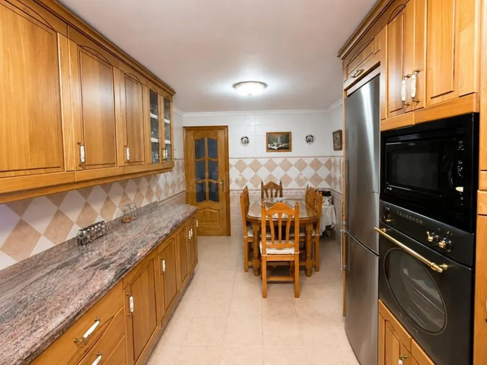 VENTA DE CASA ADOSADA EN ESTEPONA CON VISTAS AL MAR Y UBICACIÓN PRIVILEGIADA