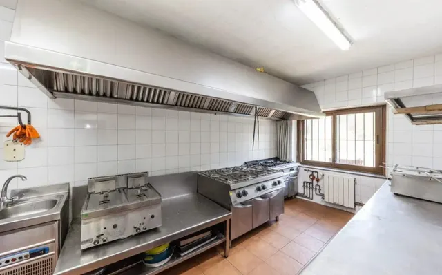 Vivienda con Restaurante listo para continuar la actividad, con cocina totalmente equipada — 15