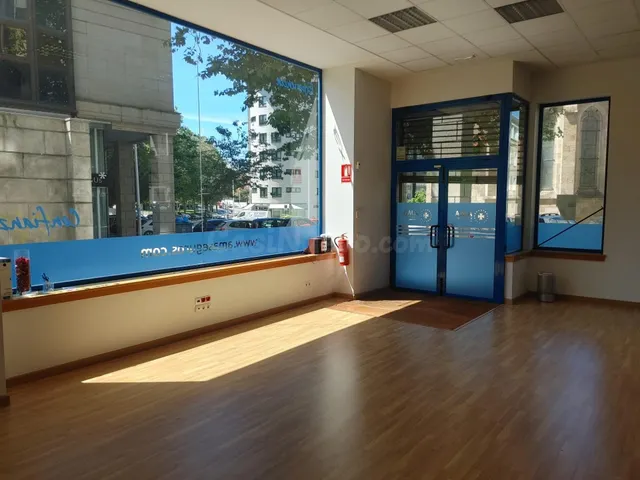 Local comercial 389m² en venta - Santa Margarita-Los Puentes - foto 2
