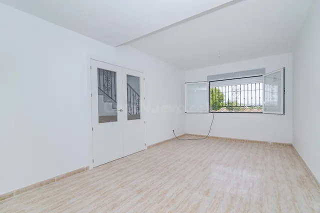 Moderno Adosado en Lachar, Ideal para Familias — 2