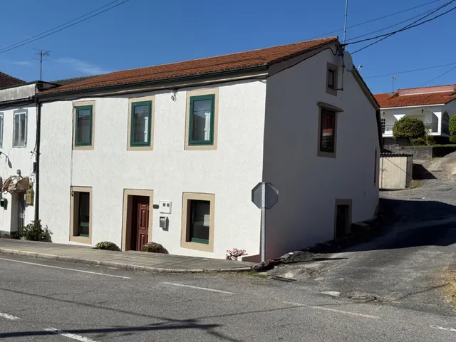 CASA EN VENTA EN RIANXO CON PATIO Y HORREO — 30
