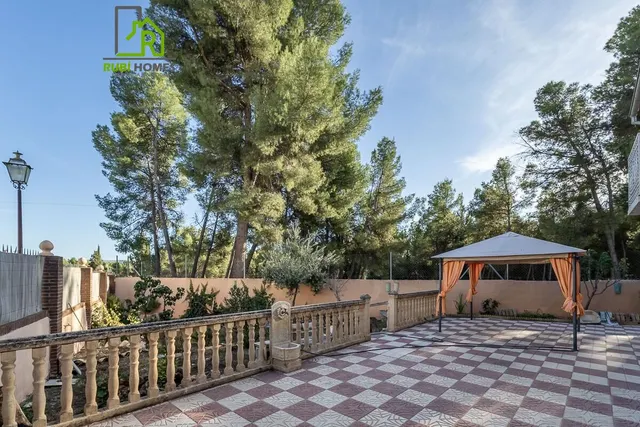 Amplia casa independiente de seis dormitorios a un paso del pantano de los Bermejales — 11