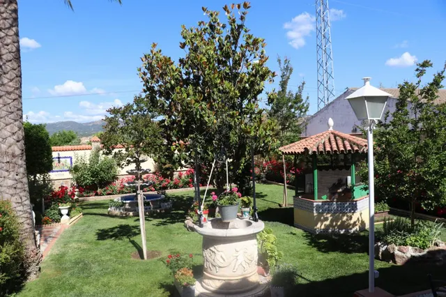 ESPECTACULAR CHALET CON DOS CASAS Y AMPLIO TERRENO — 14