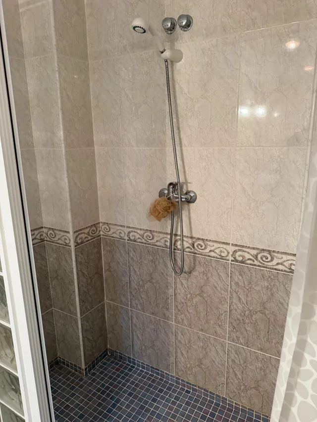 Piso con ascensor, 4 dormitorios, 2 baños, cocina 19 m2 con patio pisable, salon comedor, tres piezas a la calle. — 19