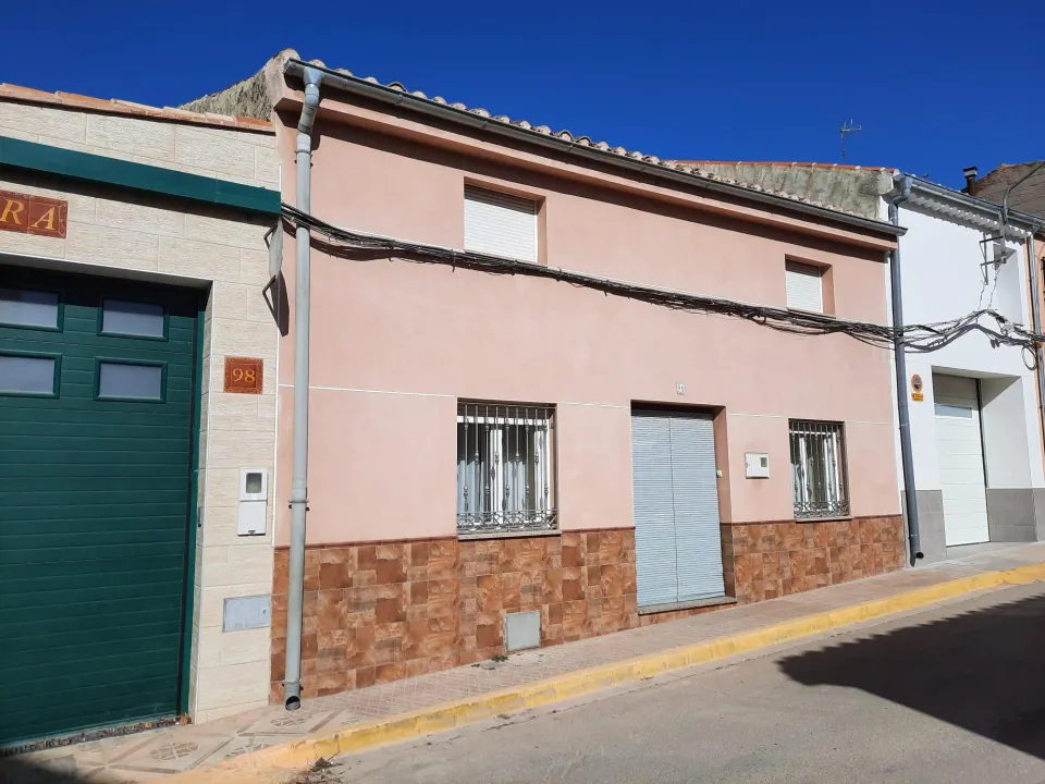 CASA REFORMADA EN MONTEALEGRE DEL CASTILLO