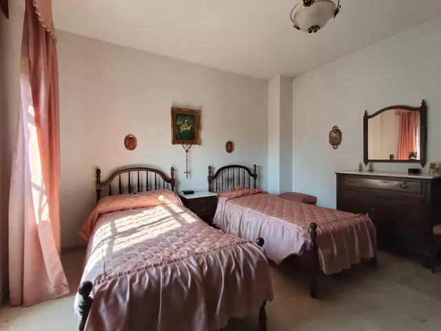 El verdadero lujo en el Realejo es tener tu propia cochera y compartir el edificio con un solo vecino. — 30