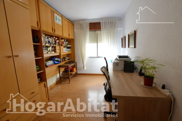ALTO, AMPLIO Y EXTERIOR CON GARAJE Y BALCÓN, CERCA DE LA AV DE ALCOY — 29