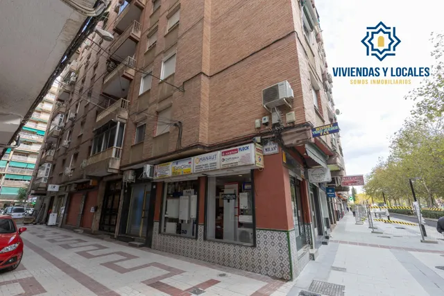 Piso de 3 dormitorios en calle milán, zaidín | muy luminoso y con gran potencial — 29