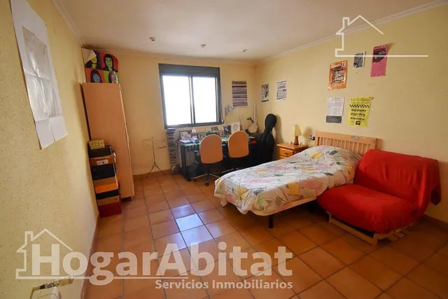 Amplia casa con terraza y balcón — 14