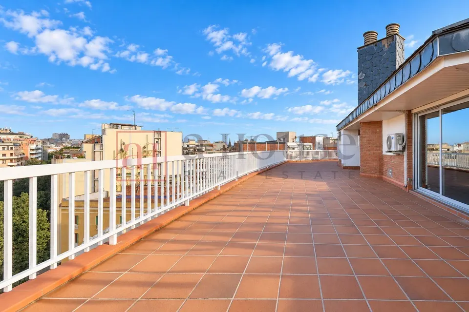 Ático esquinero con terraza de 125m2 y vistas panorámicas a toda Barcelona en sant antoni