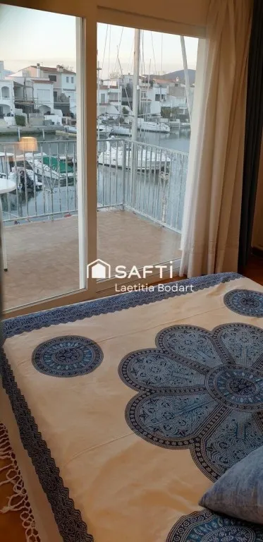 Apartamento reformado de 2 dormitorios con terrazas, vistas al canal y licencia turística – Empuriabrava — 15