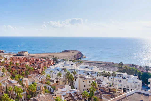 Apartamento de tres dormitorios y dos baños en residencial Duquesa Beach, primera línea de la playa de los locos — 40