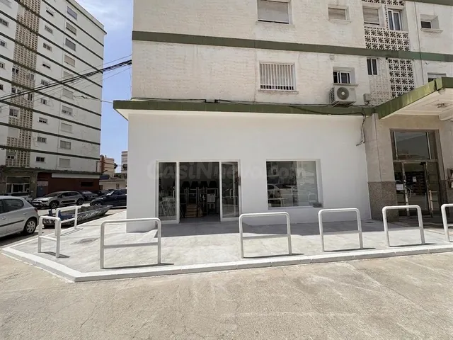Excelente Local Comercial con Altillo, almacén y Parking Pri