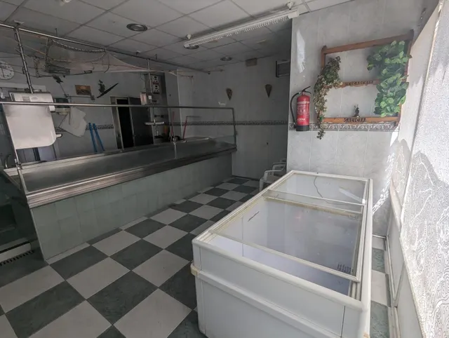 Local acondicionado como pescadería a la venta en Estella — 4