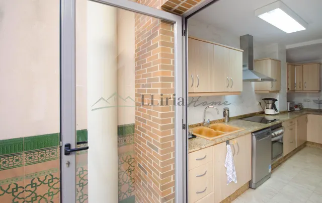 Ref. 04409. Casa de pueblo adosada con amplio patio, terraza y garaje en Vilamarxant. — 15