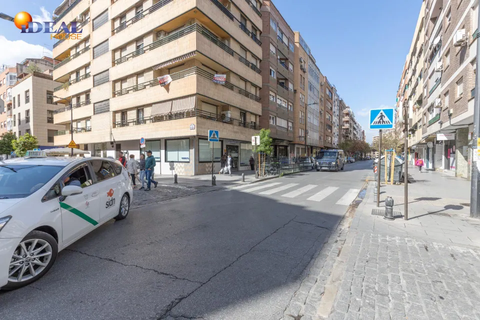 Amplio local comercial en una de las zonas más consolidadas de Granada con salida a dos calles