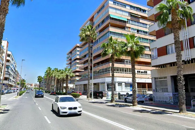 Amplio apartamento (aprox. 90 m2 - 2.ª planta) en primera línea de Playa del Acequión. Gran balcón con vistas al mar (suroeste), piscina comunitaria, cerca del centro, y directamente en la playa. — 32