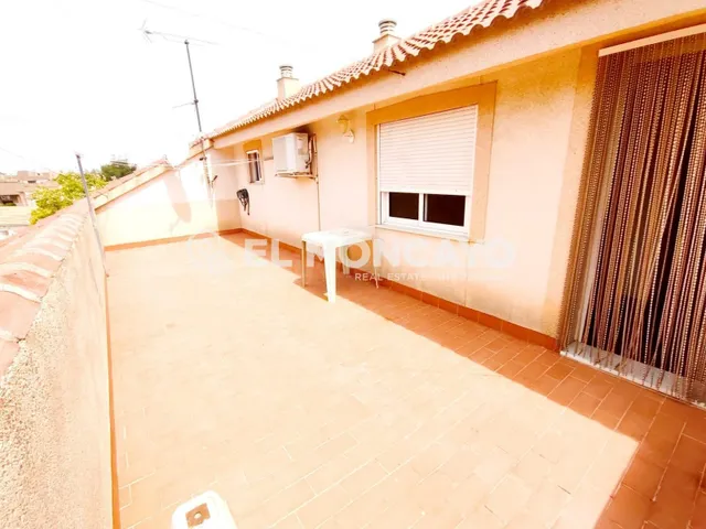 Fantástica vivienda adosada con local comercial, ideal para  - foto 2