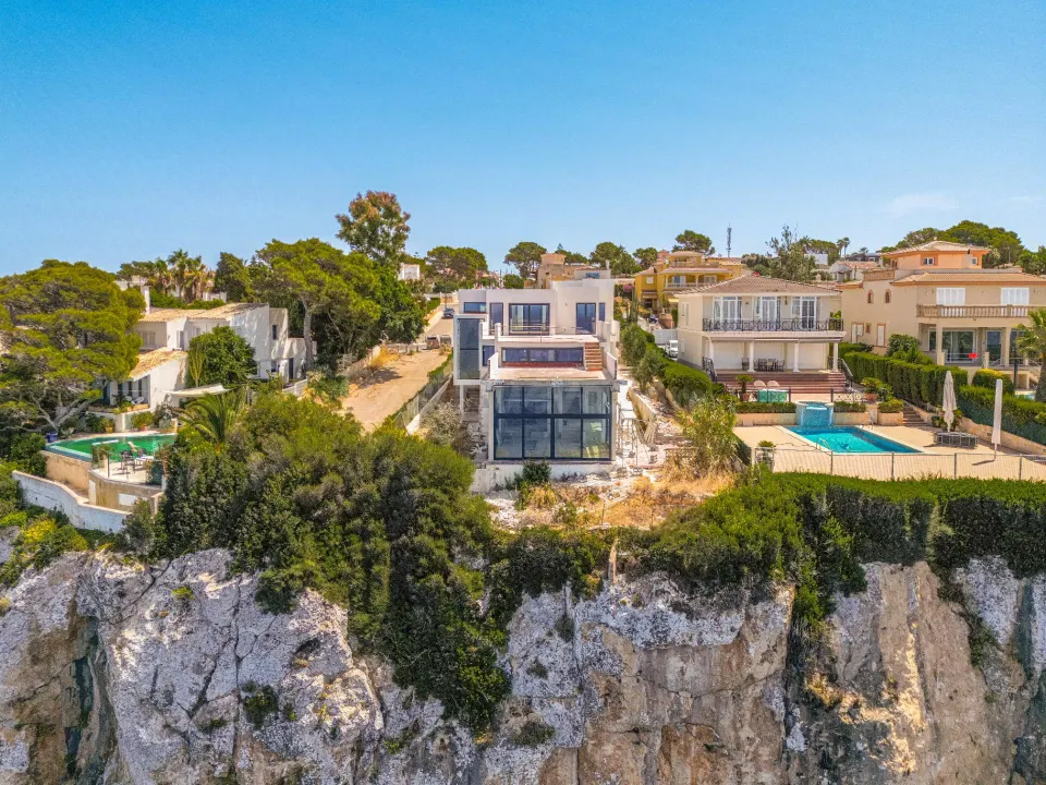 Impresionante villa en primera línea sobre el acantilado de Bahía Grande con espectaculares vistas panorámicas al mar