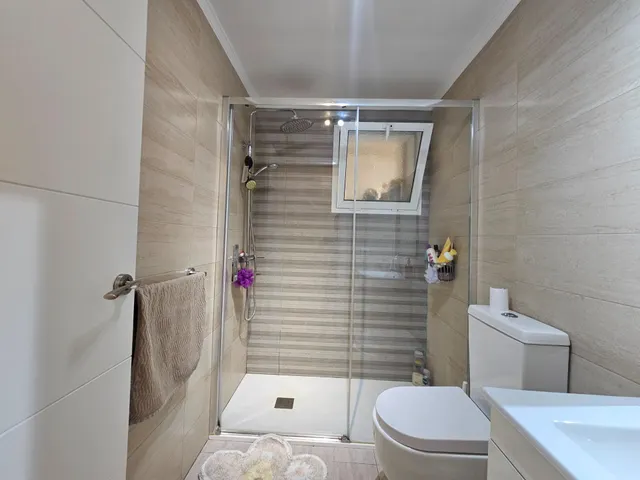 Piso familiar con Garaje, Trastero y Piscina en El Pinillo, a 800 Metros del Mediterráneo — 48
