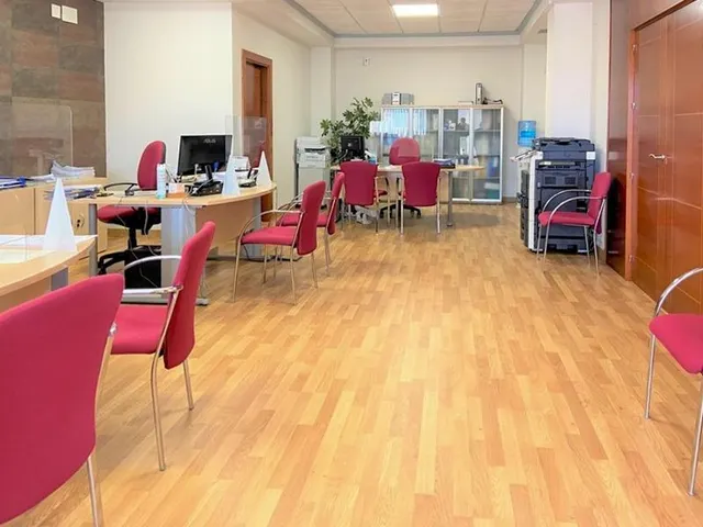 Exclusivo local de oficinas listo para entrar en Albolote — 10