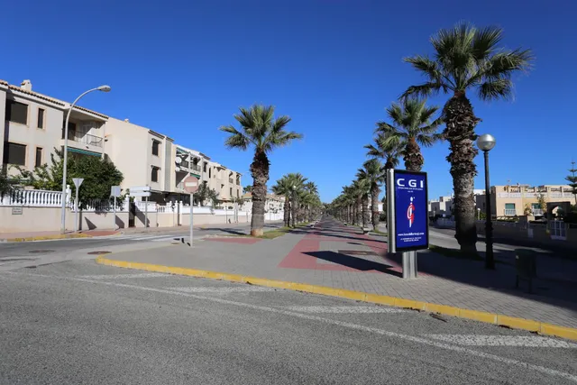 ESPACIOSA VIVIENDA EN EL CENTRO DE GUARDAMAR DEL SEGURA — 28