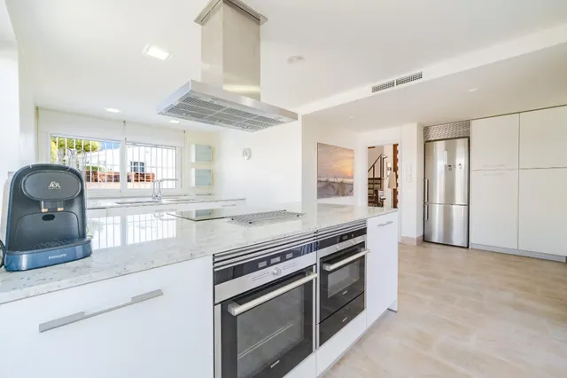 Villa independiente con piscina y 893 m2 de parcela en Benicàssim: espacio, diseño y privacidad — 16