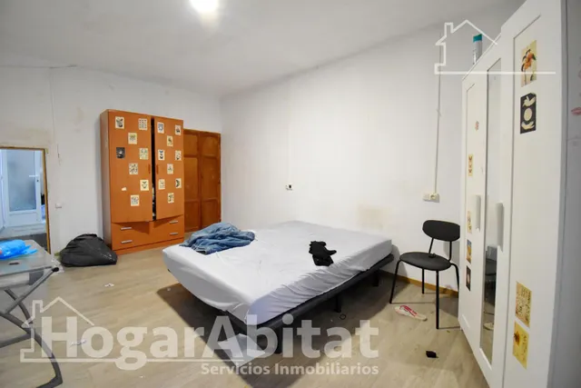 Casa luminosa y esquinera con balcón y dos terrazas, toda amueblada, en el centro — 15