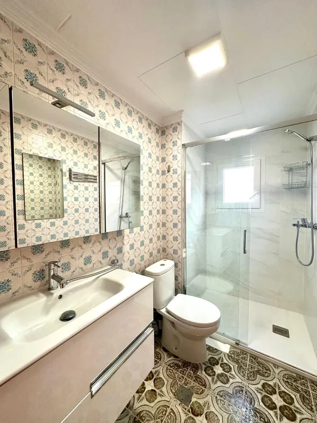 Apartamento a 200 mertos del puerto de Torrevieja con 3 dorm. 1baño. con superficie de 93 m2. — 6