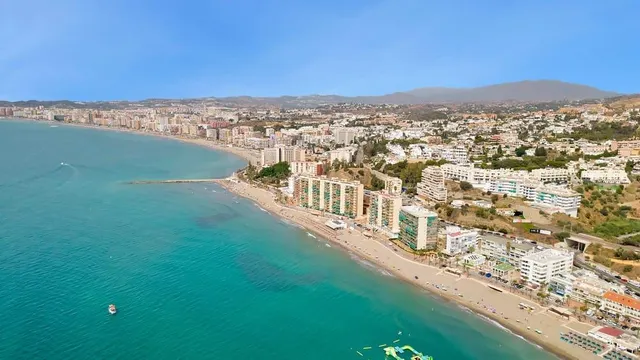 Fuengirola, Zona Higuerón -  Ático 3 Dormitorios, 2 plazas Garaje, Trastero, Piscina Comunitaria — 23