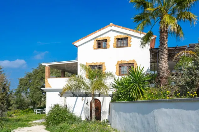 Casa independiente en venta en Los Alberos – Coín (Málaga)