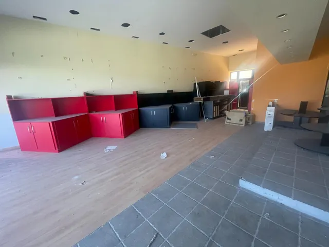 SE ALQUILA ESPACIOSO LOCAL EN UNO DE LOS CENTROS DE NEGOCIOS CON MAYOR PROYECCIÓN DE LA COMARCA — 7