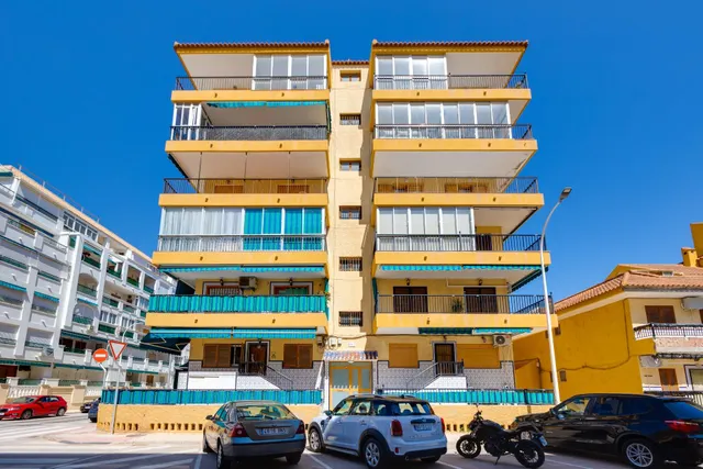 Apartamento semi reformado con orientación sur, vistas laterales al mar y piscina comunitaria. — 26