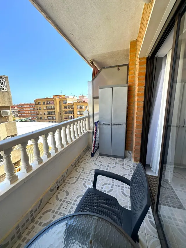 Estudio con terraza, Alicante, Torrevieja. 1 habitación, 36 m2, 900 metros al mar — 10