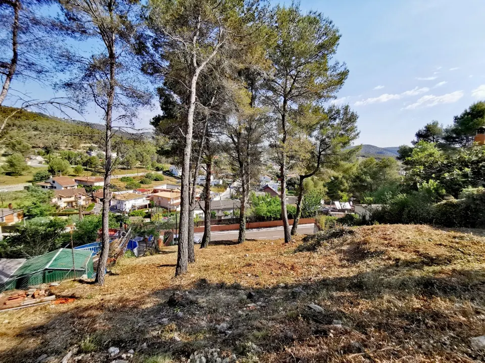 Amplio, con vistas y cercano al pueblo de Canyelles