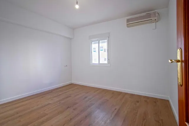 Estupendo piso en Polígono San Pablo, en calle Juan Espantaleón, junto Avda Villas de Cuba!! — 10