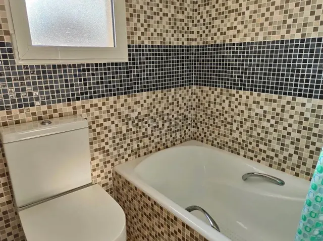 Apartamento en primera línea de playa de Gandia en residencial con piscina comunitaria, garaje y trastero. — 28