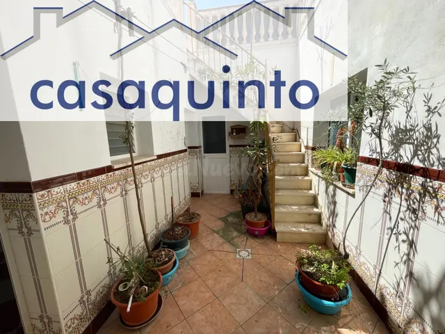 Amplia casa adosada en Lantejuela con patio, cochera y terra - foto 2