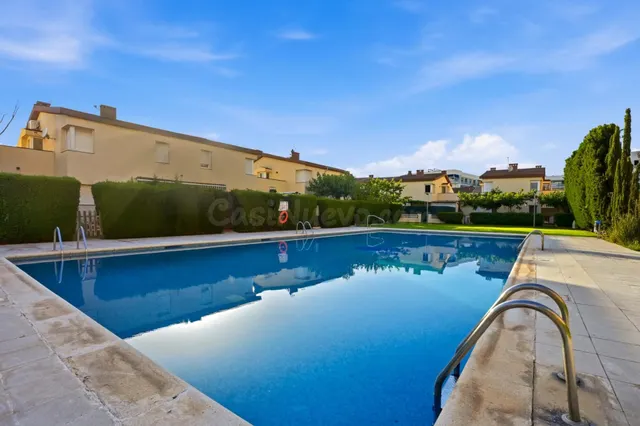 Casa en urbanización Port Estrella con jardín privado y pisc - foto 2