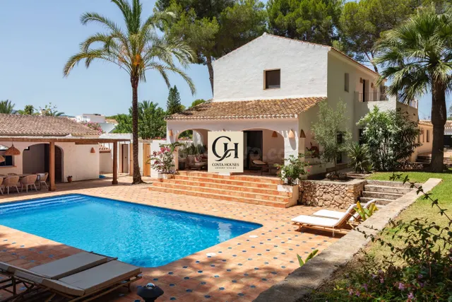 VILLA MONTPINAR · REFUGIO MEDITERRANEO ENTRE PINOS Y MONTAÑA