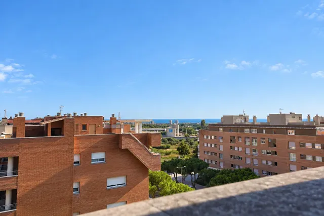 Dúplex reformado con terraza, parking y piscina comunitaria — 50