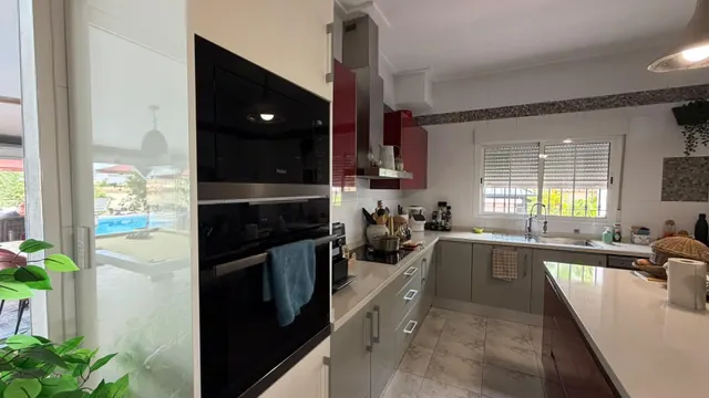 VILLA DE 4 DORMITORIOS Y 3 BAÑOS. PARCELA DE 1.850 M2. CON PISCINA CLIMATIZADA Y CASA DE INVITADOS INDEPENDIENTE EN CATRAL. — 26